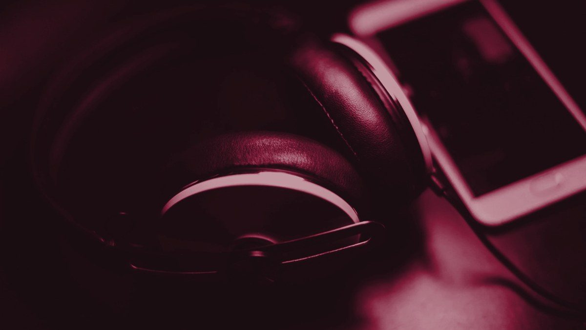 Todavía escuchas sus audios